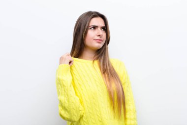 Genç, güzel bir kadın stresli, endişeli, yorgun ve hayal kırıklığına uğramış, gömleğini çekiştirmiş, sorunlu görünüyor.