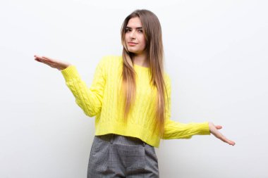 Şaşkın, kafası karışmış ve stresli görünen genç bir kadın. Farklı seçenekler arasında merak ediyor, kararsız.