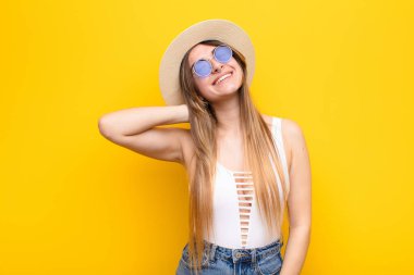 Genç, güzel bir kadın neşeli ve kendinden emin bir şekilde gülüyor. Sıradan, mutlu, dostane bir gülümsemeyle.