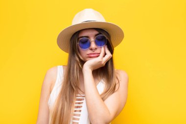 Genç, güzel bir kadın yorgun, sıkıcı ve sıkıcı bir işin ardından sıkılmış, hayal kırıklığına uğramış ve uykulu hisseder.