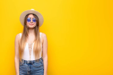 Genç, güzel bir kadın merak ediyor, mutlu düşünceler ve fikirler düşünüyor, hayal kuruyor, kenarda yer arıyor.