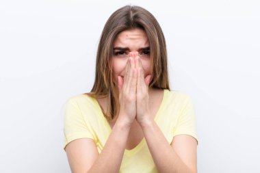 Genç, güzel bir kadın endişeli, umutlu ve dindar hissediyor. Avuçlarına bastırılmış, af dileyen sadık bir şekilde dua ediyor.