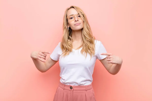 Young Pretty Blonde Woman Looking Proud Positive Casual Pointing Chest — ストック写真