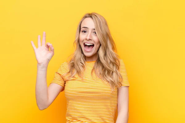 Jong Mooi Blond Vrouw Gevoel Succesvol Tevreden Glimlachen Met Mond — Stockfoto