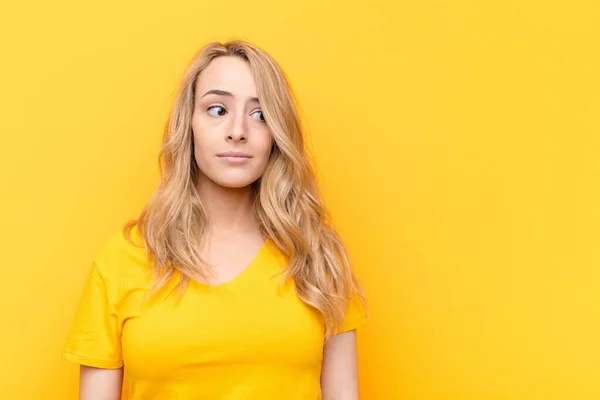 Giovane Bella Donna Bionda Chiedendosi Pensando Pensieri Idee Felici Sognando — Foto Stock