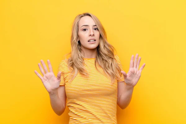 Jong Mooi Blond Vrouw Zoek Nerveus Angstig Bezorgd Gezegde Niet — Stockfoto