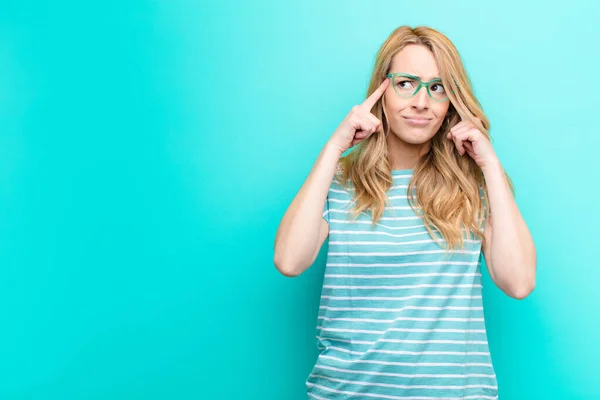 Jong Mooi Blond Vrouw Zoek Geconcentreerd Denken Hard Een Idee — Stockfoto