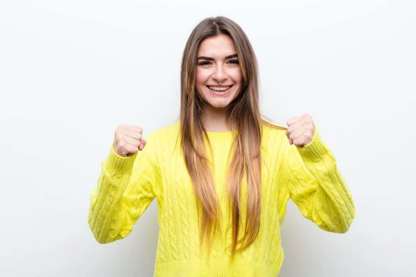 Joven Bonita Mujer Sintiéndose Conmocionada Emocionada Feliz Riendo Celebrando Éxito — Foto de Stock