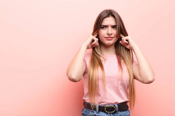 Genç Güzel Bir Kadın Kızgın Stresli Sinirli Görünüyor Her Iki — Stok fotoğraf