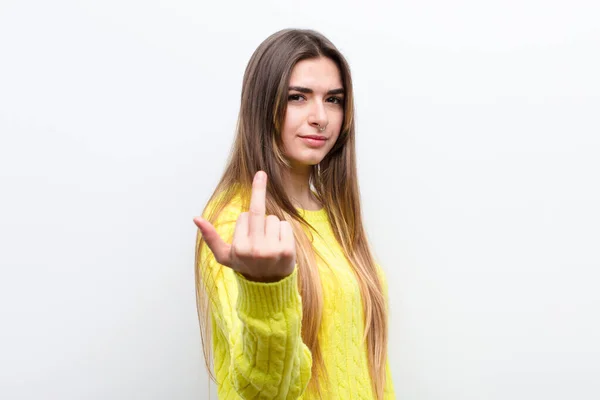 Jovem Mulher Bonita Sentindo Raiva Irritado Rebelde Agressivo Lançando Dedo — Fotografia de Stock