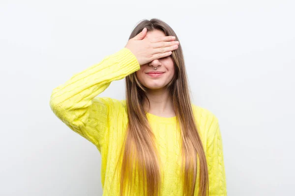 Jovem Mulher Bonita Cobrindo Olhos Com Uma Mão Sentindo Assustado — Fotografia de Stock