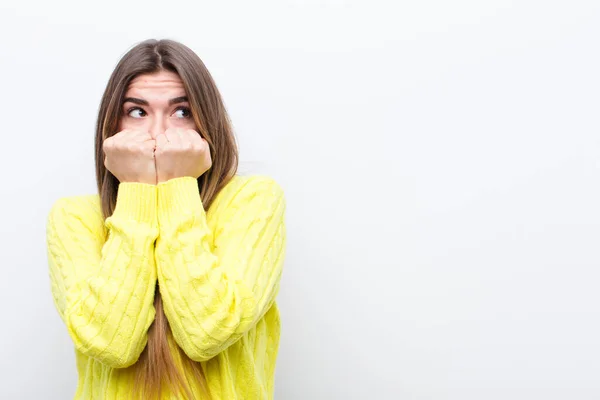 Ung Vacker Kvinna Ser Orolig Orolig Stressad Och Rädd Bita — Stockfoto