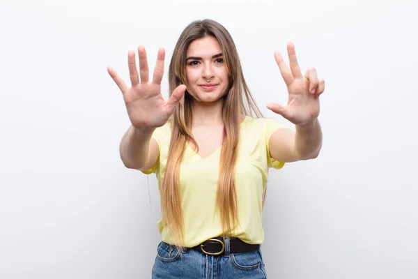 Joven Bonita Mujer Sonriendo Buscando Amigable Mostrando Número Ocho Octavo — Foto de Stock