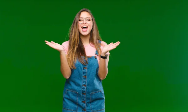 Joven Bonita Mujer Buscando Orgulloso Seguro Feliz Sonriendo Apuntando Mismo —  Fotos de Stock