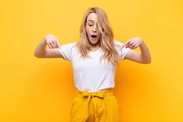 Jovem Mulher Loira Bonita Sentindo Chocado Boca Aberta Surpreso Olhando — Fotografia de Stock