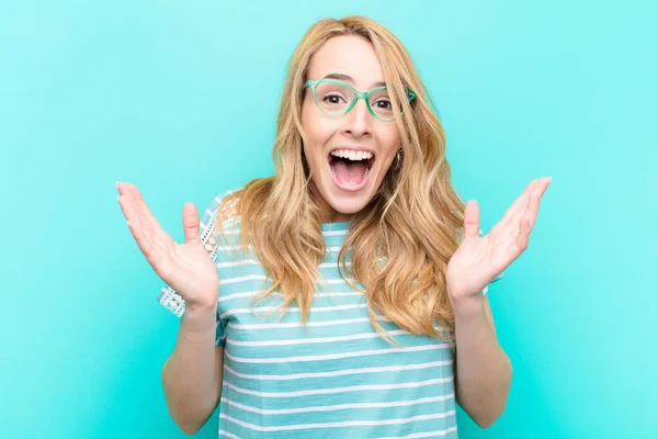 Joven Mujer Rubia Bonita Mirando Feliz Emocionado Sorprendido Con Una — Foto de Stock