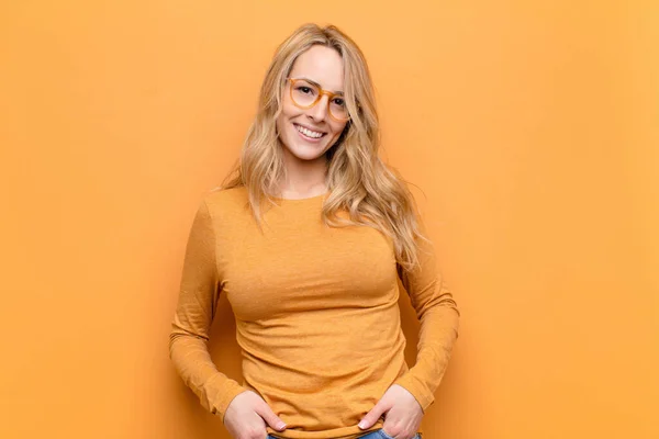 Junge Hübsche Blonde Frau Lächelt Fröhlich Und Lässig Mit Positiver — Stockfoto