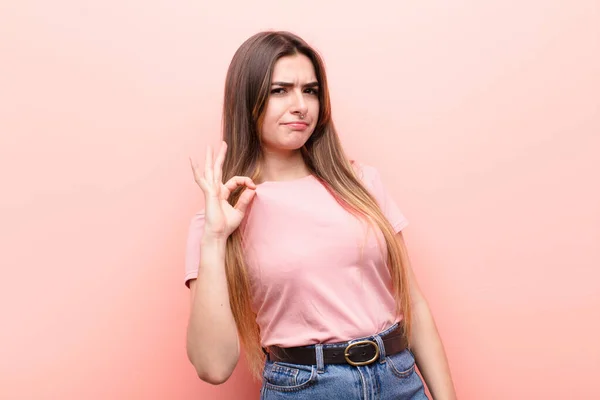 Jonge Mooie Vrouw Zoek Arrogant Succesvol Positief Trots Wijzend Naar — Stockfoto