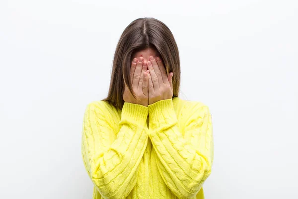 Jonge Mooie Vrouw Voelt Zich Verdrietig Gefrustreerd Nerveus Depressief Bedekken — Stockfoto