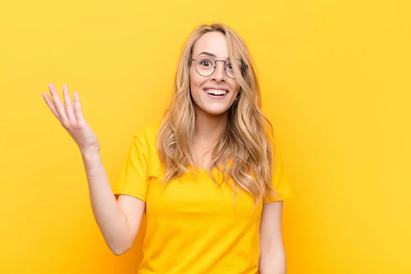 Ung Söt Blond Kvinna Känner Sig Glad Förvånad Och Glad — Stockfoto