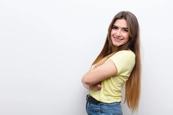 Joven Bonita Mujer Sonriendo Alegremente Sintiéndose Feliz Satisfecha Relajada Con —  Fotos de Stock