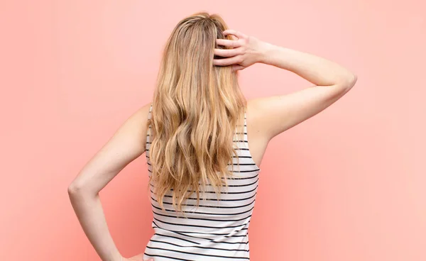 Ung Söt Blond Kvinna Tänker Eller Tvivlar Skrapa Huvudet Känsla — Stockfoto