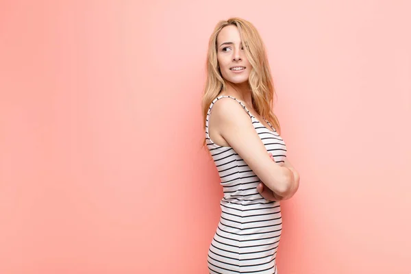 Joven Bonita Mujer Rubia Sonriendo Alegremente Sintiéndose Feliz Satisfecha Relajada — Foto de Stock