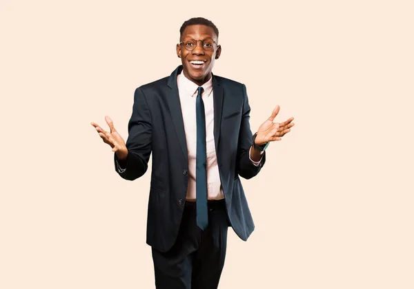 Afrykański Amerykański Biznesmen Czuje Się Szczęśliwy Podekscytowany Zaskoczony Lub Zszokowany — Zdjęcie stockowe