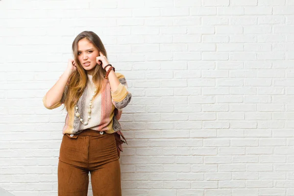 Young Pretty Woman Looking Angry Stressed Annoyed Covering Both Ears — Stock Photo, Image