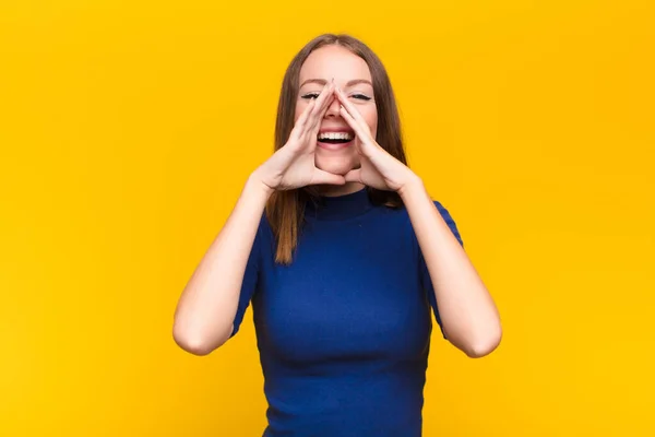 Jovem Mulher Cabeça Vermelha Sentindo Feliz Animado Positivo Dando Grande — Fotografia de Stock