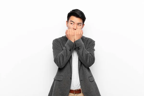 Ung Kinesisk Man Ser Orolig Orolig Stressad Och Rädd Bita — Stockfoto