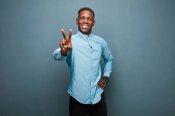 Молодой Афроамериканец Черный Мужчина Улыбается Выглядит Счастливым Беззаботным Позитивным Жестом — стоковое фото