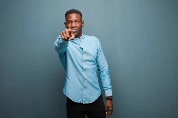 Молодий Афроамериканський Чорний Чоловік Вказує Камеру Задоволеною Впевненою Доброзичливою Посмішкою — стокове фото