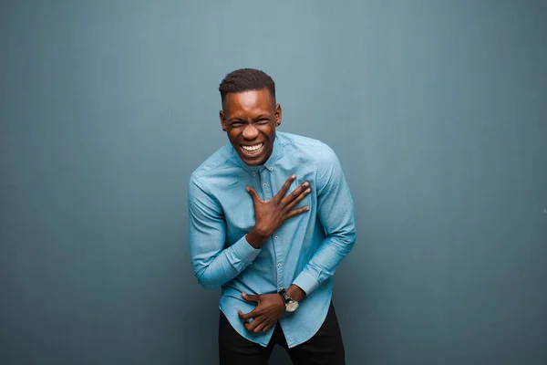 Молодий Афроамериканський Чорний Чоловік Сміється Голосно Якийсь Веселий Жарт Відчуває — стокове фото