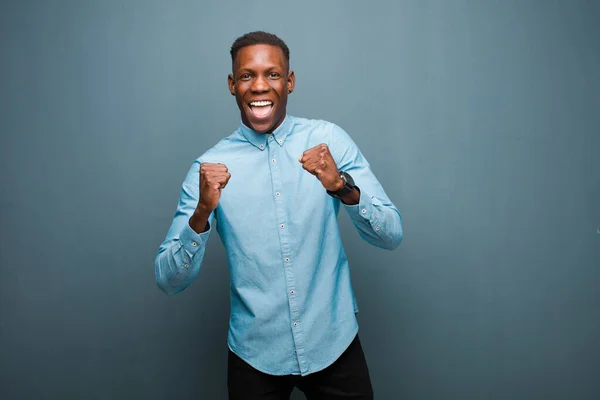 Молодий Афроамериканський Чорний Чоловік Відчуває Шокований Збуджений Щасливий Сміється Святкує — стокове фото