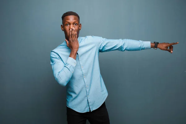 Junger Afrikanisch Amerikanischer Schwarzer Mann Fühlt Sich Glücklich Schockiert Und — Stockfoto