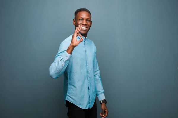 Junger Afrikanisch Amerikanischer Schwarzer Mann Fühlt Sich Glücklich Entspannt Und — Stockfoto