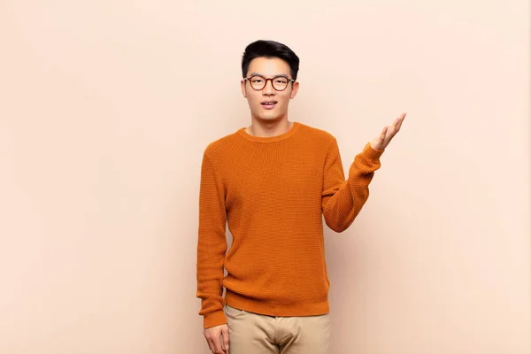 Genç Çinli Adam Mutlu Şaşırmış Neşeli Hissediyor Pozitif Bir Tavırla — Stok fotoğraf