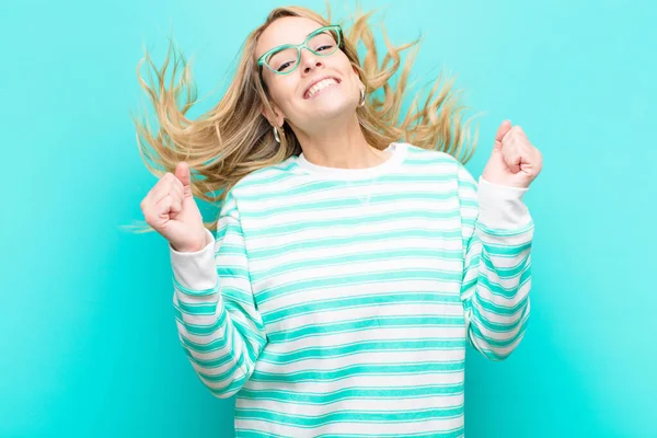 Jong Mooi Blond Vrouw Kijken Zeer Gelukkig Verrast Vieren Succes — Stockfoto