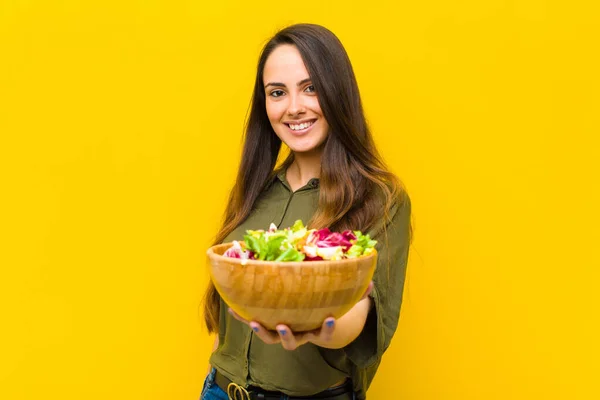 Junge Hübsche Frau Mit Einem Salat — Stockfoto