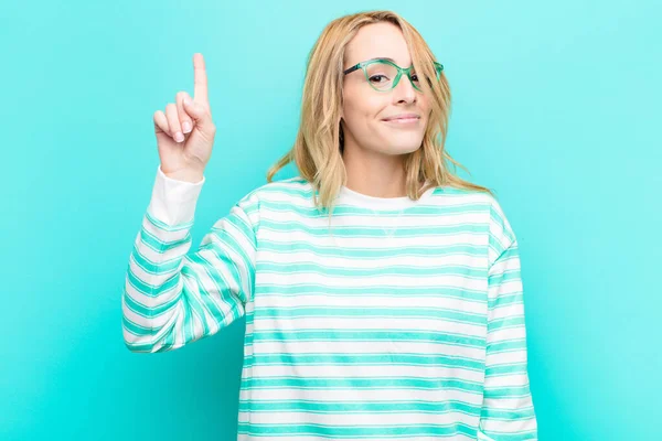 Young Pretty Blonde Woman Smiling Cheerfully Happily Pointing Upwards One — Stock Photo, Image