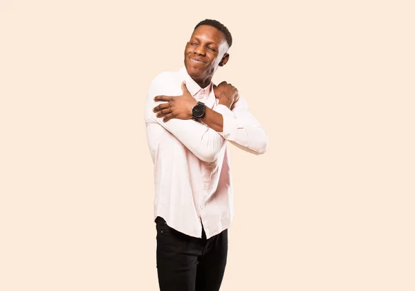 Молодий Афроамериканський Чорношкірий Чоловік Відчуває Себе Закоханим Посміхаючись Обнімаючи Себе — стокове фото