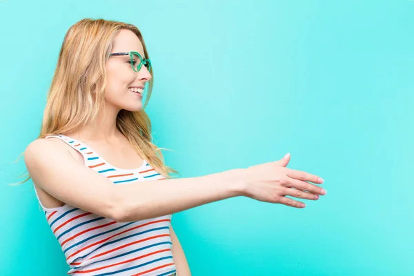 Jong Mooi Blond Vrouw Glimlachen Groeten Het Aanbieden Van Een — Stockfoto