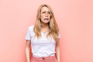 Genç, güzel, sarışın bir kadın üzgün ve mızmızlanıyor. Mutsuz bir bakışla, olumsuz ve hayal kırıklığına uğramış bir tavırla ağlıyordu.