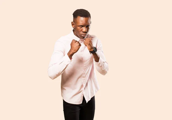 Молодий Афроамериканський Чорний Чоловік Виглядає Впевнено Злий Сильний Агресивний Кулаками — стокове фото