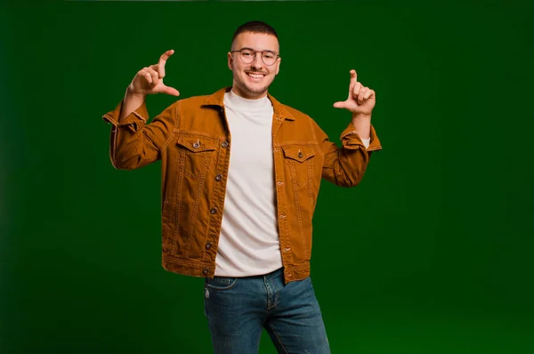 Jovem Homem Bonito Enquadrando Delinear Próprio Sorriso Com Duas Mãos — Fotografia de Stock