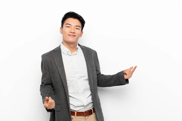 Jovem Chinês Homem Sorrindo Sentindo Despreocupado Relaxado Feliz Dançando Ouvindo — Fotografia de Stock