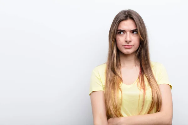 Junge Hübsche Frau Die Sich Traurig Verärgert Oder Wütend Fühlt — Stockfoto