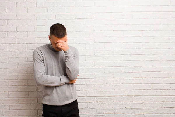 Ung Stilig Man Ser Stressad Skamsen Eller Upprörd Med Huvudvärk — Stockfoto