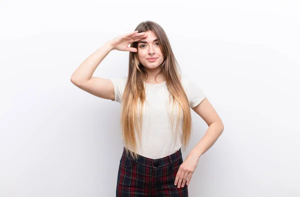 Joven Bonita Mujer Saludando Cámara Con Saludo Militar Acto Honor — Foto de Stock